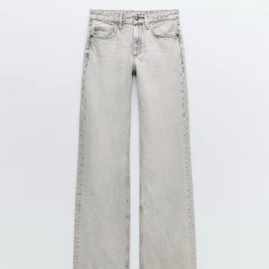 Mid waist wide leg jeans - Säljer dessa mid waist wide leg jeans i fint skick har dock klippt av dom så dom passar mig som är 163 lång
