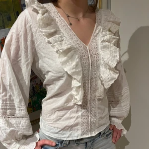 Vit blus med volang  - En jätte fin vit volang blus, passar perfekt till en tjejmiddag eller fest. Storlek 40 men passar även storlek 38 