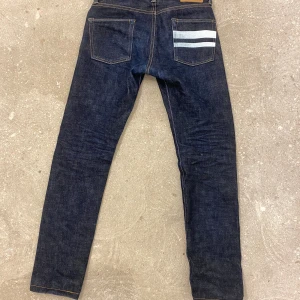Mörkblå jeans från Momotaro - Säljer ett par snygga mörkblå jeans från Momotaro i storlek W30.