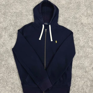 Polo Ralph Lauren Zip-up hoodie mörkblå - Säljer min mörkblå ralph lauren zip-up hoodie då den inte passar längre. Den är bara använd några gånger och den är i bra skick. 