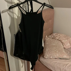 Svart ribbad body  - Säljer en svart ribbad body från Levi’s, står ingen storlek men upplever att den sitter som en XXS-XS, använt kanske en gång men den är lite nopprig efter som den har legat i min garderob ett litet tag💖kontakta vid intresse 