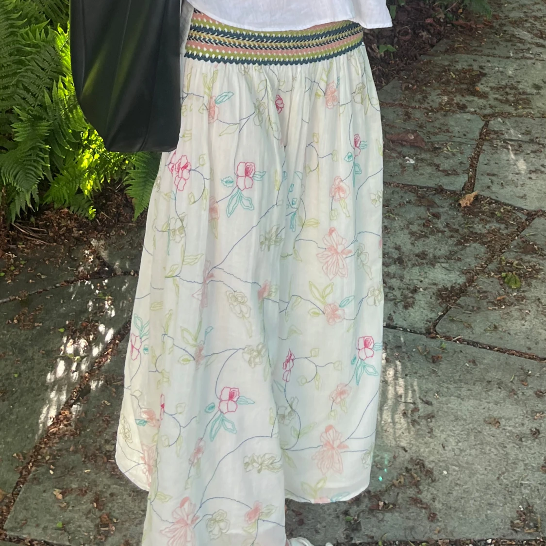 Blommig långkjol med broderad midja - 90