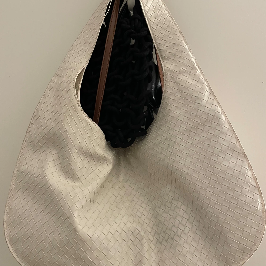 Beige axelväska med flätat mönster - 90