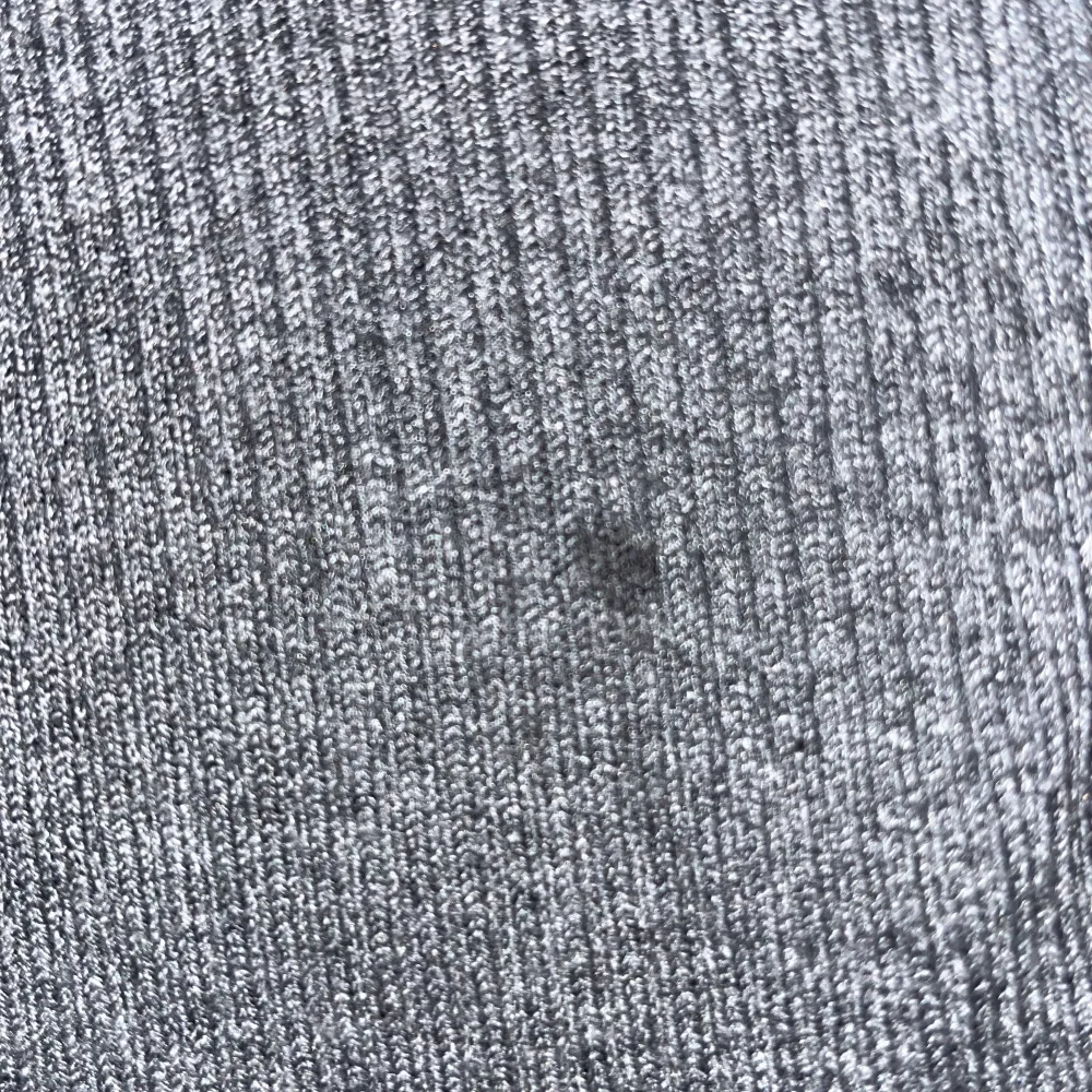 Säljer en tajt ribbad kjol från Cubus, den har en liten fläck (på bild 3) som inte går bort men det syns inte så mycket💓Stl 158/164 men passar som en S. Kontakta om du vill ha bild på hur den ser ut på eller om du är intresserad . Hameet.