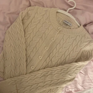 Beige stickad kofta - Super gullig stickad kofta med knappar,köpt i Tyskland. Den är i storlek M men passar S. Har haft på mig den 2-3 gånger och säljer för att jag har tröttnat. Köpt för 25 euro, säljer för 150 kr. Skriv i privat för fler frågor💘🍂