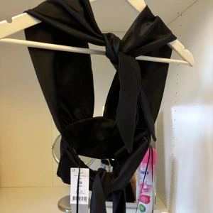 Svart topp  - Säljer festtopp från Gina aldrig använd och prislapp kavar storlek xs 