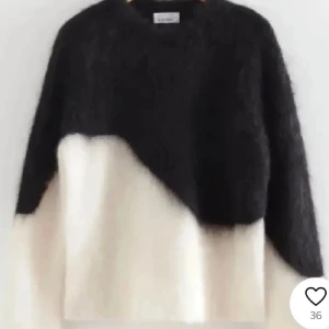 Svart och vit tröja från & Other Stories - Säljer en supermysig tröja från & Other Stories i svart och vit. Den har en cool diagonal design och är perfekt för höst och vinter. Tröjan är i bra skick och gjord av ett mjukt material som håller dig varm. Perfekt för att mysa i eller för en stilren look! 🖤🤍