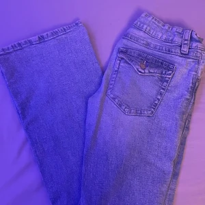 Blåa jeans - Säljer ett par ljusblåa low waist bootcut jeans i mycket bra skick. Nästan aldrig använda, inga defekter. Köpta på Gina men säljs inte längre. Nypris: 400kr (HEDVIG SJÖDIN HAR LIKADANA)