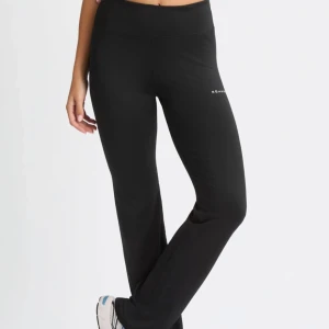 Svarta träningsbyxor Röhnisch - Snygga och bekväma svarta träningsbyxor från Röhnisch. De har en hög midja och en bootcut-stil. Skriv privat för fler bilder✨