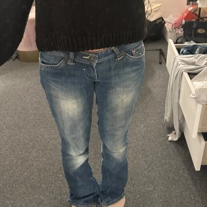 Blå bootcut jeans - Säljer ett par snygga blå bootcut jeans i bra skick. De är lite stora på mig så de används inte, sömmen har gått upp lite där nere som man ser på bilderna