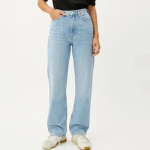 Rowe jeans Weekday - Snygga ljusblå jeans med hög midja och rak passform från weekday. Jag har sprättat upp sömmen längst ner för att få de några cm längre. Hellånga på mig som 170cm. Inga anmärkningar på skicket!