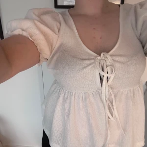 Vit blus med knytning från Gina Tricot - Jättefin blus från Gina Tricot! Storlek L. Använd 2 gånger. 