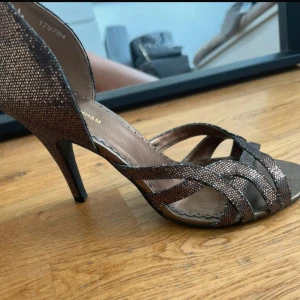 Glittriga klackskor från H&M - Snygga glittriga klackskor från H&M med öppen tå och remmar