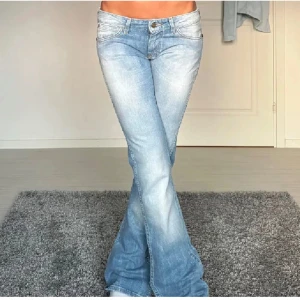 Blå bootcut jeans - Så sjukt snygga blåa jeans. Passar både till sommaren och vintern. Säljer då de tyvärr inte passar min midja. Bara att skriva om du har frågor om mått.