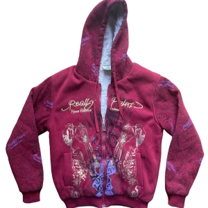 Really point hoodie med tryck y2k vintage - Cool vinröd hoodie från really point med unikt tryck. Den har en dragkedja framtill och en fodrad huva. Kan va minimalt nopprig på något ställe. + snörena har tappat lite färg. Strl L men passar mindre storlekar och både tjejer och killar! 