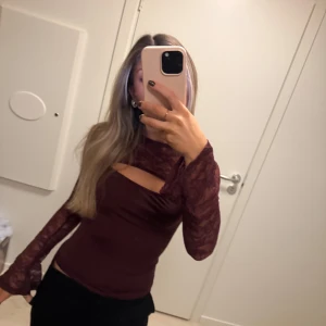 Spetstopp - Superfin topp med cutout och spetsdetaljer från ginatricot! Aldrig använd och har prislapp kvar! Strl XS