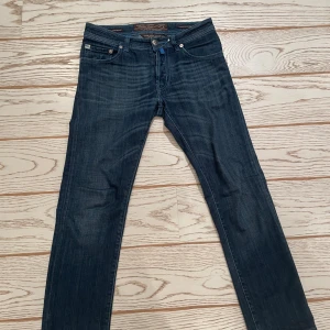 Blå jeans från Jacob Cohën - Snygga blå jeans från Jacob Cohën, tillverkade av utvalda japanska tyger med italienskt hantverk. De har en klassisk femficksdesign och en broderad etikett på baksidan. Perfekta för en stilren look.