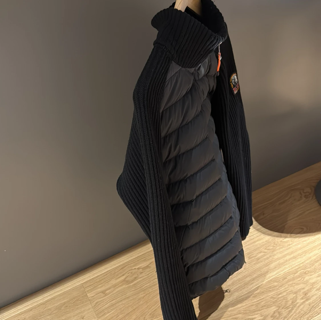 Svart quiltad jacka med stickade ärmar - 91