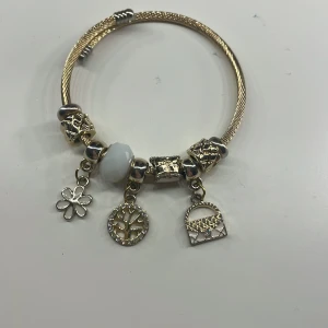 Pandora armband guld  - Charmigt panorama armband med flera barkocker och stenar har inte andeänts så mycket kanske 3-5 gånger men är i bra skick👍🏻🥰 har inte kvar någon box men hoppas det inte gör så mycket🙈