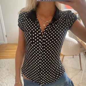 Topp - Super snygg prickig tog med krage och ficka fram! ❣️❣️ 