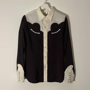 Gammal kvinna cowboy tröja - Orginal tröja ifrån amerika. Riktigt snygg cowboy tröja som är lite insydd i midjan för en snygg look. Knappast använda då det inte var min stil men den var för snygg för att bara ligga och skräpa. DM för frågor!