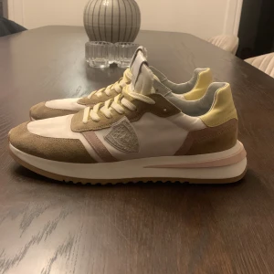 Philip model skor trpz - Philip model skor, mycket bra skicka på skorna och kan bara se ett litet pass fläck på toppen av skorn, det kostar egentligen 3400kr men mitt pris är: 1200 skriv om du är intresserad eller vill prata om ett förslag på ett pris🙌 Storlek 41