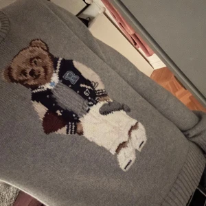 Grå Teddy Ralph lauren tröja - Säljer min Ralph lauren tröja som har använts en gång och är i jätte bra skick. Jätte snygg nu till vintern. Ny pris kan vara mellan 3000-6000