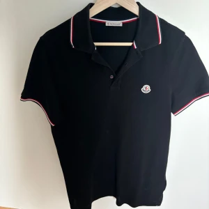 Svart pikétröja från Moncler - Svart pikétröja från Moncler