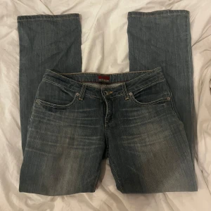 Blå jeans med bootcut - Säljer ett par snygga blå jeans med bootcut och låg midja. BIG STAR EXTRA LOW!! Lågmidja och utsvängd. Storlek 27/30 små i storlek. jag är storlek 25/26 och jag är 159cm🩷🩷Kan mötas upp i stockholm!!!