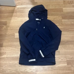  Ralph Lauren windbreaker - Säljer den här snygga windbreakern från Ralph Lauren! Fint skick utan skador! 