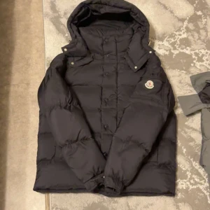  Moncler jacka - Hej säljer denna Moncler jackan aldrig använd ändas testat äkta har nfc köpt för ett tag sen men kom aldrig till användning hör av er via funderingar,frågor,bilder eller intresse 😀 mvh!