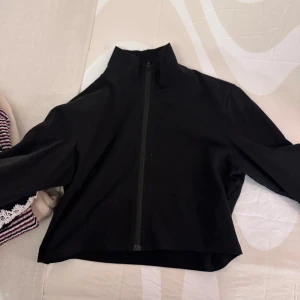 Svart tröja med dragkedja från Monki - Snygg svart tröja från Monki med dragkedja och hög krage