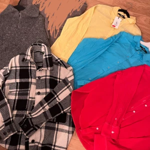  Jackor, tröjor och skjortor  - Säljer flera plagg i olika stilar och färger. Röd skjorta = storlek S H&M Blå skjorta = storlek S bikbok Gul skjorta = storlek S bikbok Jacka = storlek S Gina tricot Stickad tröja grå/beige = Stolek M Urban pioneers Stickad tröja grå = S Gina tricot
