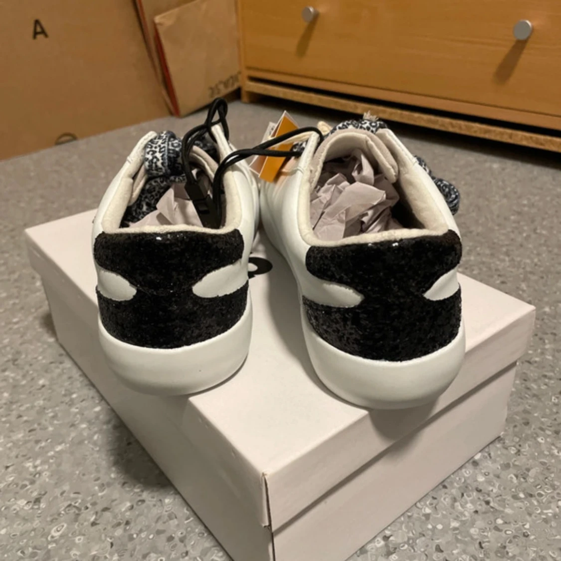 Vita sneakers med stjärndetaljer - 92