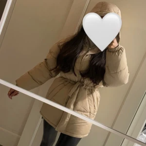 Vinterjacka från BIKBOK  - Beige vinterjacka från bikbok. Supervarm. Använd max 5 ggr. Storlek XS funkar på xs och s