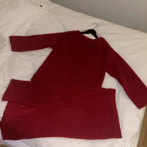 Stickat set - Så mysigt och varmt set i mohair blandning från Lindex. Toppen är lite oversized i modellen och kjolen har en snygg slits baktill. Så fint att bära tillsammans eller var för sig💌 storlek XS i tröjan och S i kjolen! Setet är som nytt och har bara använts en gång.