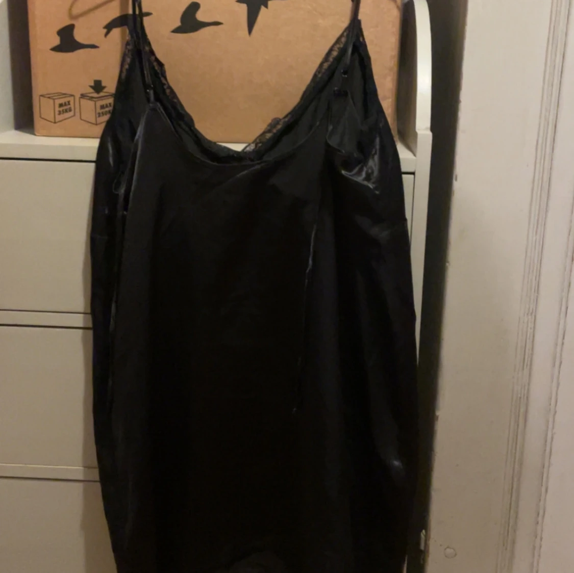 Svart klänning med spetsdetaljer - 90