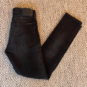 Nudie jeans  - Säljer dessa riktigt feta jeans ifrån Nudie. Jeansen är i nyskick och har inga som helst tecken på användning. Jeansen är i storlek W27/L30.