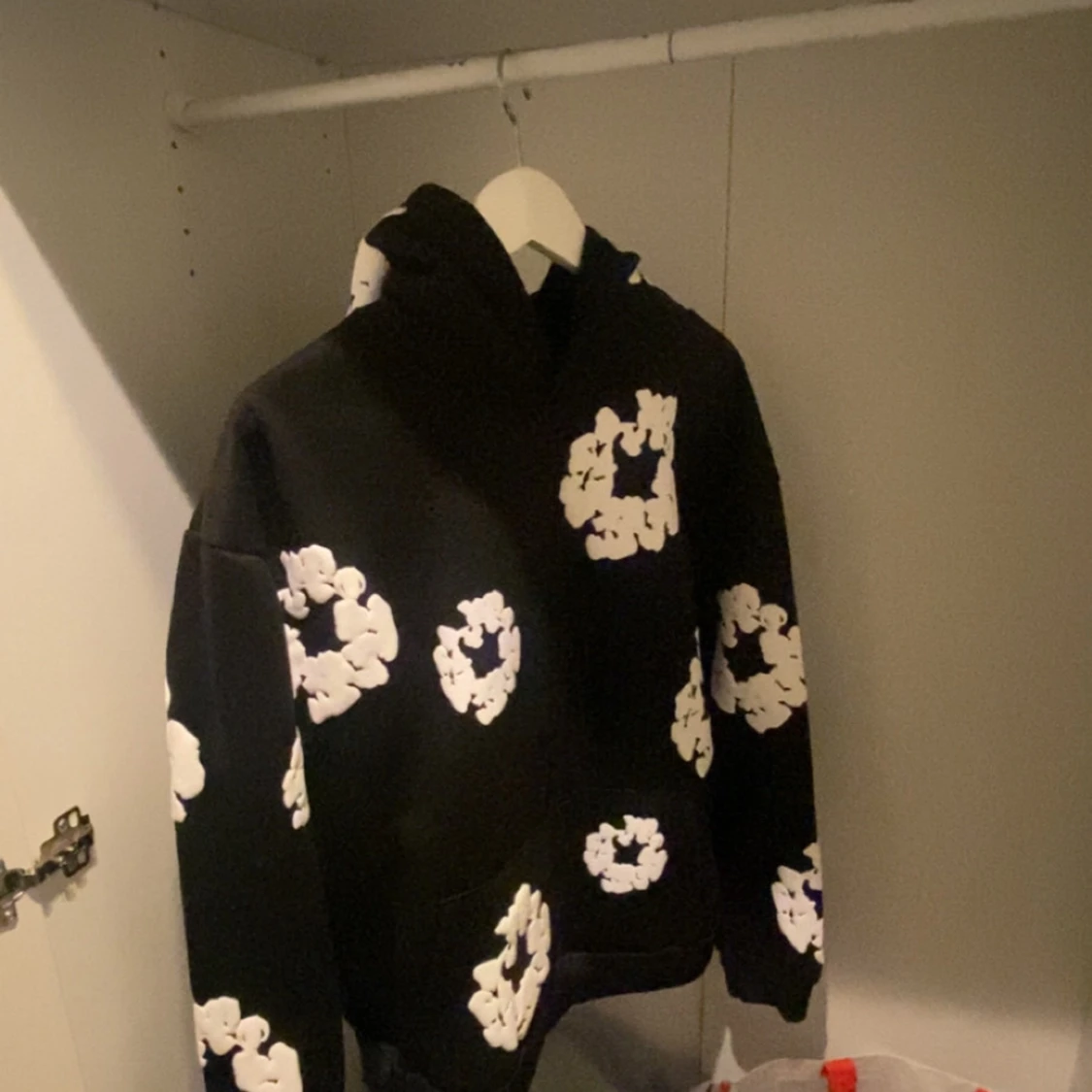 Svart hoodie med blommönster från Denim Tears