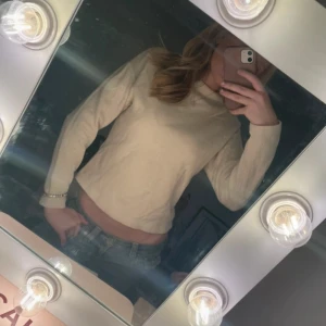 Beige ”stickad” tröja - Supersnygg typ stickad tröja, fin och i fint skick. Har som en krage som man kan justera på lite olika sätt, på bilden är den lite nervikt💖💖
