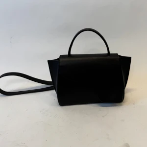 ATP väska  - Svart ATP väska som använt några gånger, köpt för några månader sen. Äktahetsvis medföljer samt dustbag och kvitto. Köpt för 5 200:- 