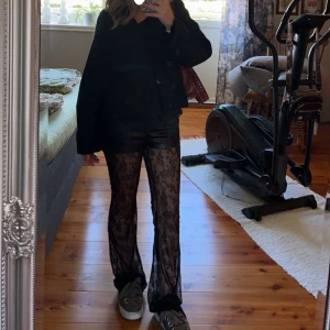 Svarta spetsbyxor - Snygga svarta byxor med spetsdetaljer som ger en elegant look. Perfekta för att sticka ut med en unik stil. Sitter som S 