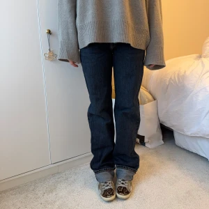 Jeans - Raka Jens från Zara i storlek 36💙 slitningar vid vänster häl