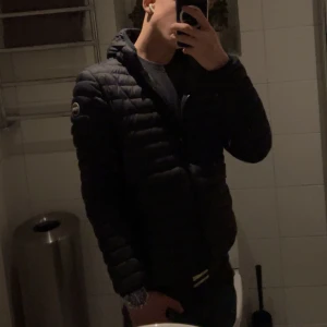 Colmar Jacka - Hej, kör en intressekoll på denna colmar jackan för har tankar på att sälja den. Storlek S som passar 175cm perfekt. Cond 10/10, endast använd under hösten. Säljer den för 2499 och priset kan diskuteras till viss del. Nypris: 3599kr.