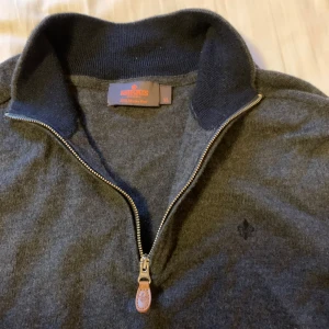 Morris tröja - Morris tröja i bra skick. Storleken på den är XL men den passar mig som har st M så skulle säga att den passar dig runt 180