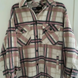 Rutig jacka från Zara - Säljer en fin jacka från Zara som är i väl skick och ganska använd. Säljer pga att den inte används. 