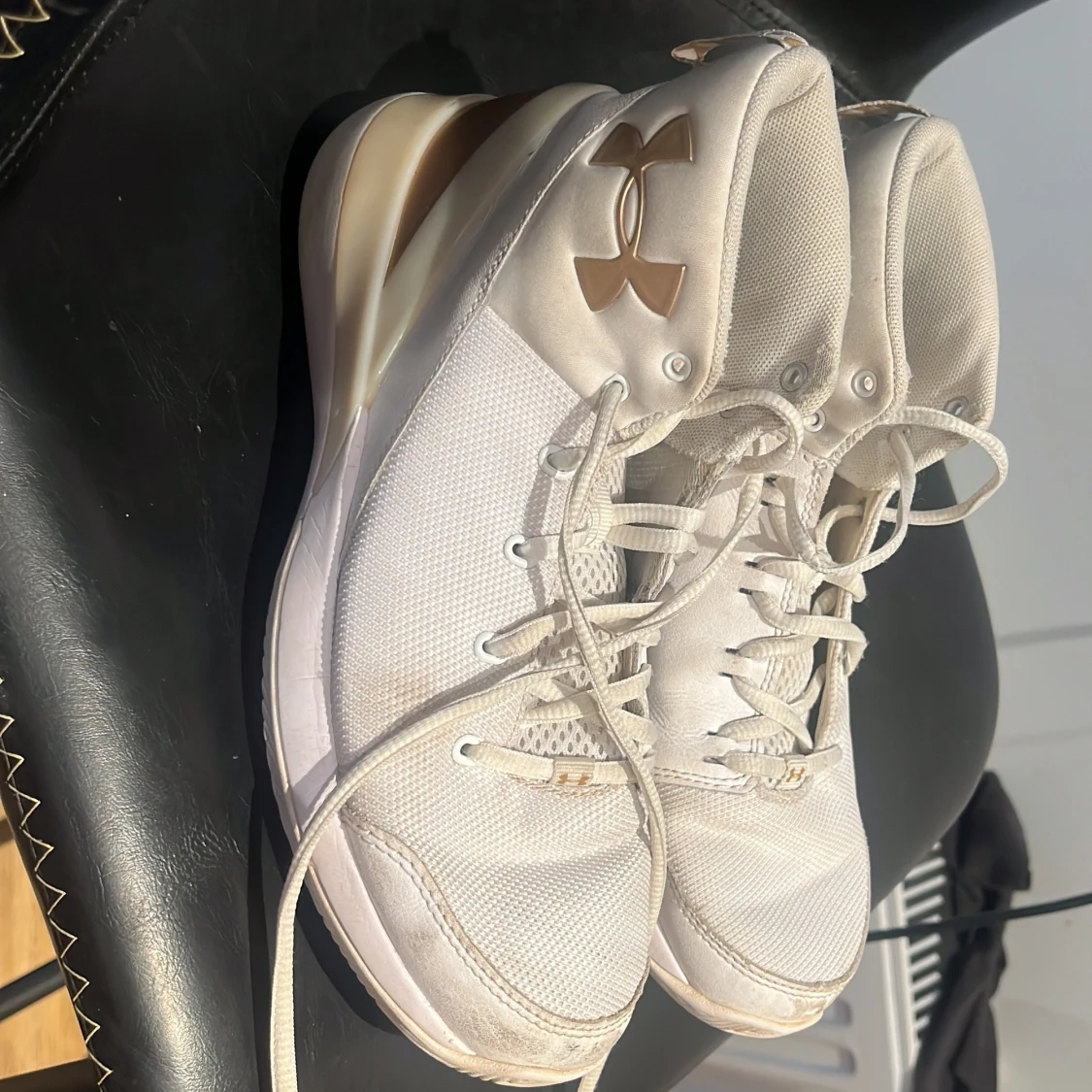 Vita basketskor från underarmour. Säljer för 450 men pris kan diskuteras - 93