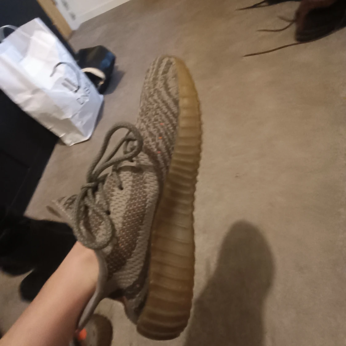 Adidas Yeezy Boost 350 V2 i grå och orange - 91