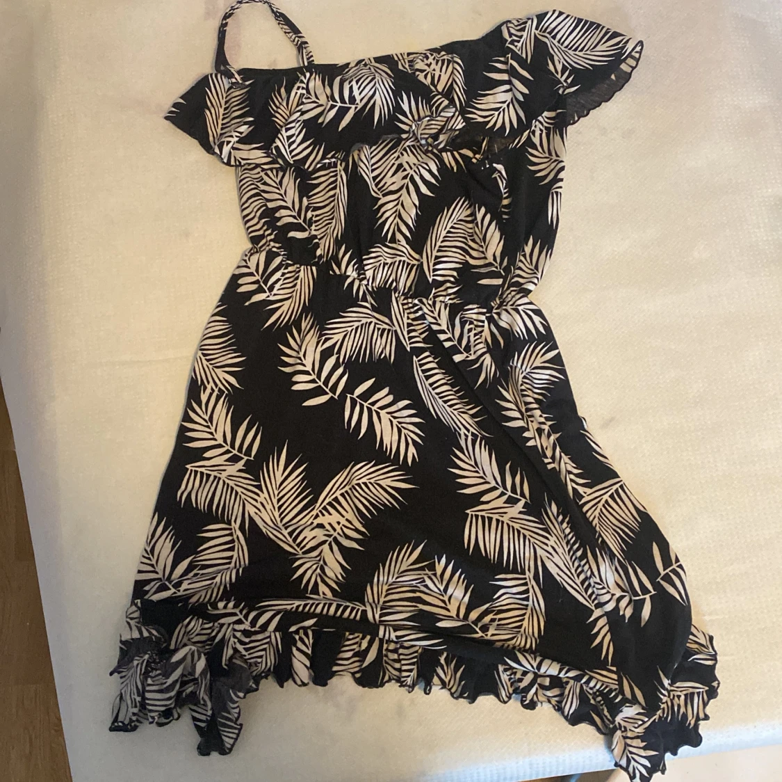 Svart och vit klänning med bladmotiv från Lindex - 90