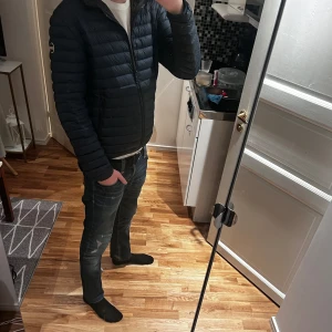 Colmar jacka - Säljer en Colmar jacka i strlk S/M. Jackan är i utmärkt skick och knappast använd. Perfekt nu när det börjar bli kyligare ute! Bara att skriva privat om ni har några frågor!